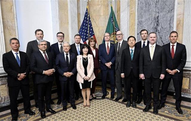 九游体育-全面反华?特朗普报复开始,27国联手,逐一淘汰中国制造