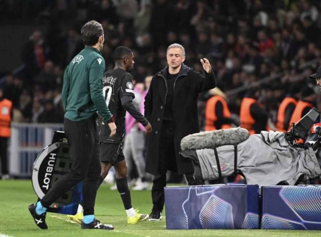 九游体育-疑似受伤，登贝莱带着痛苦的表情被换下场